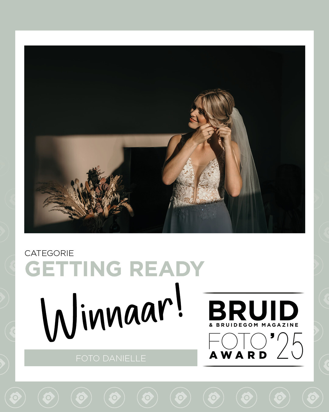 Bruidsfotograaf uit Twente, Foto Danielle Denekamp winnaar van de Bruidsfoto Award. De bruid staat in het zonlicht zich klaar te maken voor de grote dag.