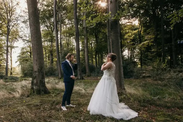 Bruidegom wordt emotioneel bij de first look Sterrebos Beuningen