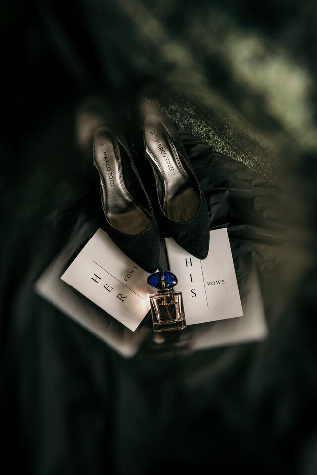 Tussen de zwarte damesschoenen liggen de geloften en parfum klaar voor het bruidspaar bij de Holtweijde.