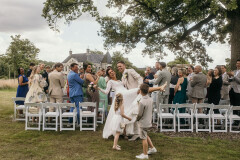 De ceremonie op kasteel Singraven is ten einde, alle daggasten klappen voor het bruidspaar.