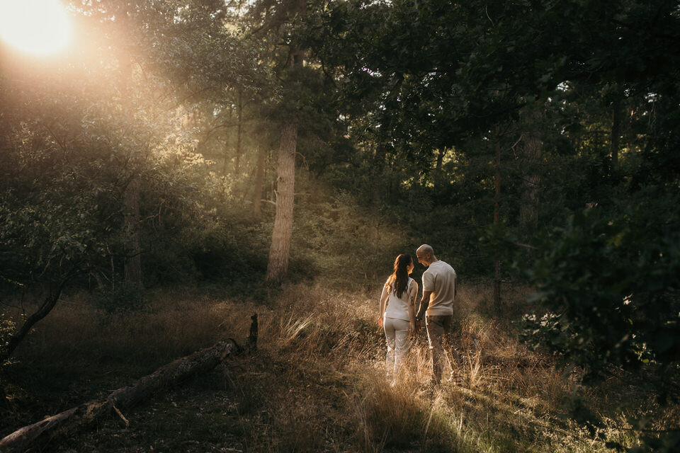 In het bos heeft een koppel een preweddingshoot door FotoDanielle.