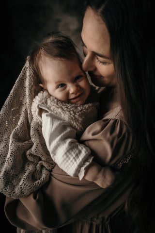 Newbornshoot: liefdevolle foto gemaakt van moeder met kind door Foto Danielle uit Denekamp